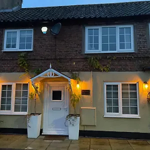 2 Bed Cosy - - High End Furnishings Apartment